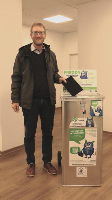 Dekan Max von Egidy wirft sein ausgedientes Tablett in die ALU-Box