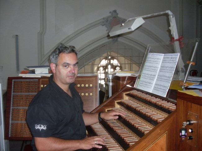 Kirchenmusiker Christoph Brückner an der Orgel