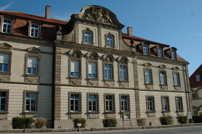 Blick auf das Verwaltungsgebäude in der Adelhofer Straße