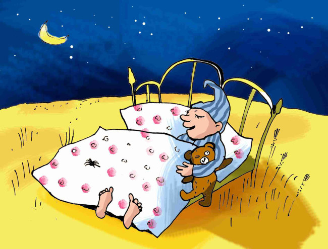 Schlafendes Kind in seinem Kinderbett mit Teddy im Arm