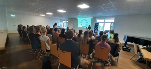 Interessierte Mitarbeitende bei der Versammlung im Jahr 2024