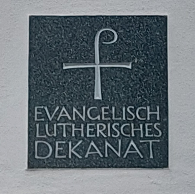 Marmorschild am Dekanatsgebäude in Uffenheim mit Schriftzug Evang.-Luth. Dekanat 