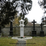 Totenleuchte am Friedhof