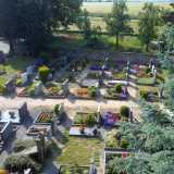 Blick von oben auf die Gräber im Friedhof Gnodstadt