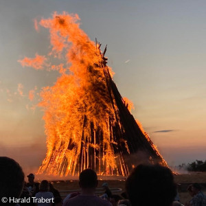 Weit sichtbar ist das Sonnwendfeuer am dem Kapellbergweg