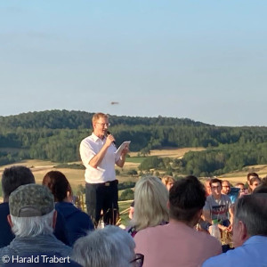 Dekan von Egidy bei der ersten Andacht auf dem Kapellberg