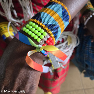 Unser Geschenk: bunte "Bleib behütet"-Armbänder