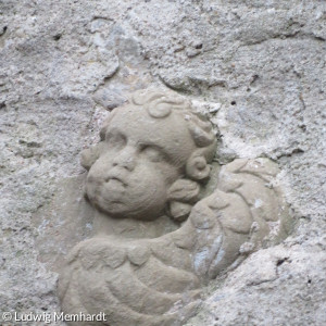 Engel-Fries an einem Grabstein am Friedhof Gollhofen