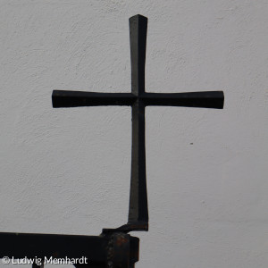 Kreuz in der Aussegnungshalle am Friedhof Gollhofen