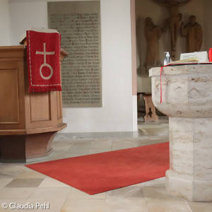 Die Kanzel ist nicht mehr hochgelegt; der Taufstein stammt aus der Uffenheimer Stadtkirche