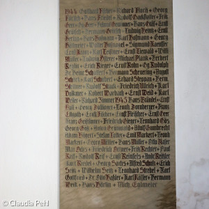 Eine der beiden Namenstafeln für Gefallene und Vermisste des 2. Weltkrieges, die sich rechts und linke neben dem Chorbogen befinden.