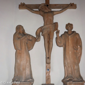 Eine aus Lindenholz gefertige Kreuzigungsgruppe steht im Altarraum