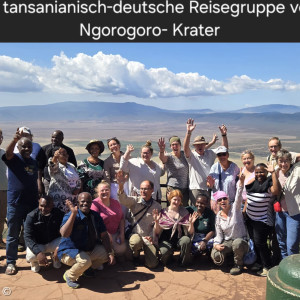Reisegruppe vor dem Ngorongoro Krater