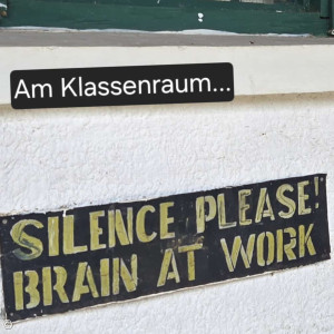 Schild vor Klassenraum