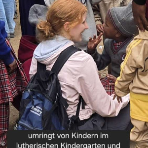 Teilnehmerin umringt von Kindern